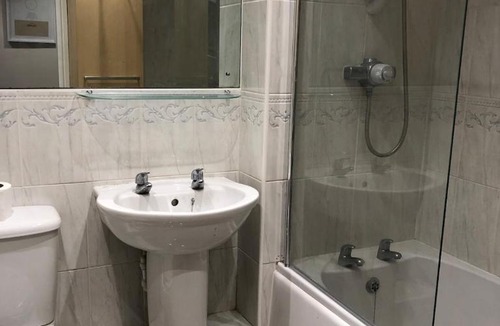 Acomb Apartment | Modern Apartment with Free Parking