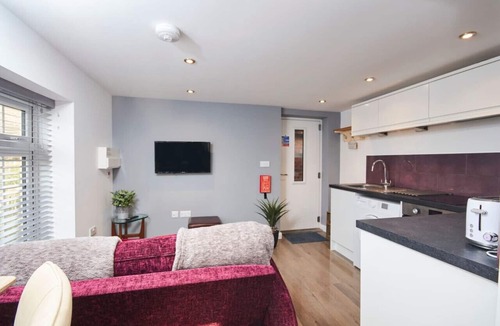 Kegworth Apartment | Modern Apt near EMA w/Free Gym Access & Fast WIFI