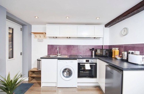 Kegworth Apartment | Modern Apt near EMA w/Free Gym Access & Fast WIFI