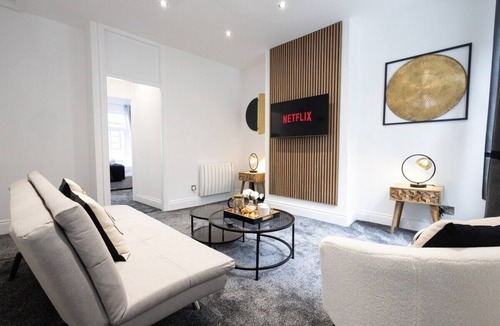 Bolton Apartment | Modern Bolton Retreat - Stylish Comfort - Flat B