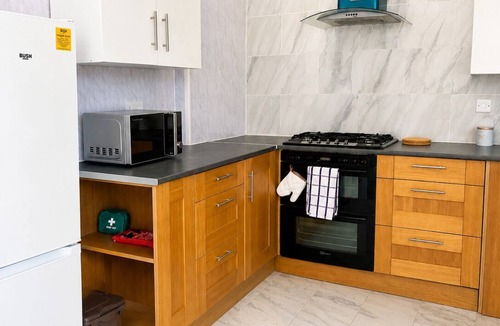 Southampton House | Modern bungalow, sleeps up to 8, parking, near university