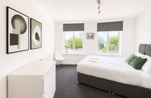Euston Apartment | Modern Central Large Apt Above Tube for 4