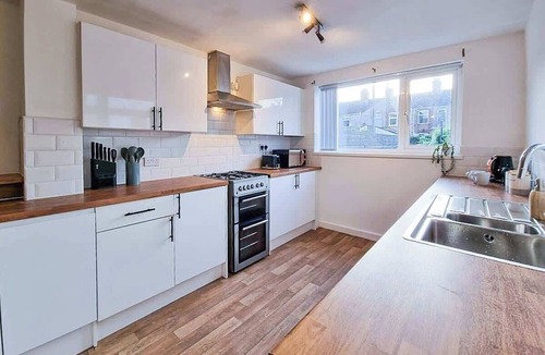 Cleethorpes House | Modern Contractor House near Beach & Gaming Room