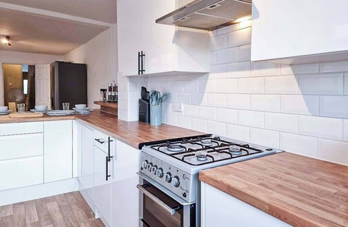 Cleethorpes House | Modern Contractor House near Beach & Gaming Room