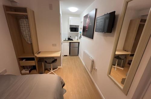 Milton Keynes Apartment | Modern Cosy Studio - Easy Access - Workspace - Parking