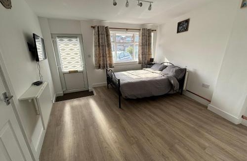 Rawcliffe Apartment | Modern & Cozy Gem - 10min to City Center - Parking