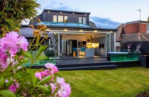 Watford House | Modern Family Home with Free Parking