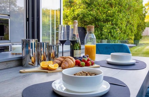 Watford House | Modern Family Home with Free Parking