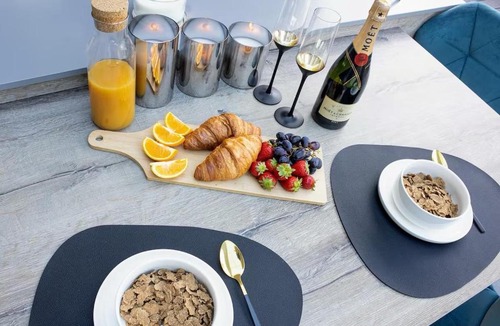 Watford House | Modern Family Home with Free Parking
