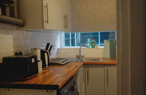 Parkgate House | Modern Family Home in Rotherham, Long-Stay Friendly.