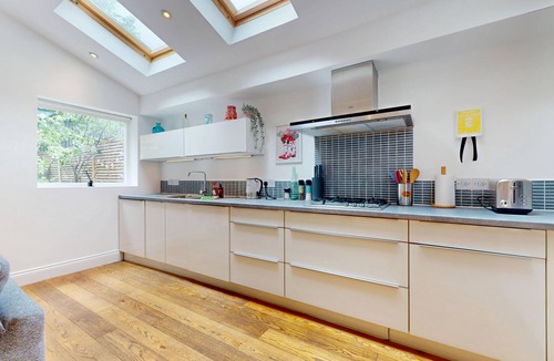 Kilburn House | Modern Home w/Garden 4 Min Walk to Kilburn Station