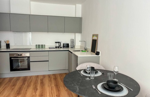 Leeds City Center Apartment | Modern Leeds Central Stay -2 min walk from station