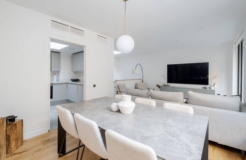 St James House | Modern Mayfair Townhouse by Buckingham Palace with AC. 3 Bedroom 3 Bathroom