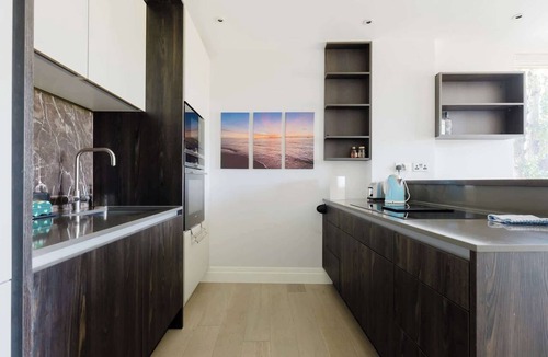 Kilburn Apartment | Modern Parkside Flat with Balcony in Kilburn