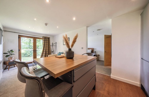 Morcott Apartment | Modern Peaceful Open Plan 1-bed Apartment Rutland