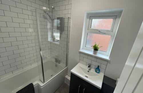 North Ferriby House | Modern, renovated 3 bed home near railway station
