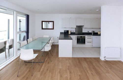 Peninsula Apartment | Modern riverfront 3 bedroom apartment Ref:0130