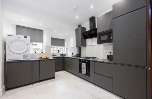 Chorlton-cum-Hardy House | Modern & Spacious 4-Bedroom Home, Family & Contractor Friendly, Manchester