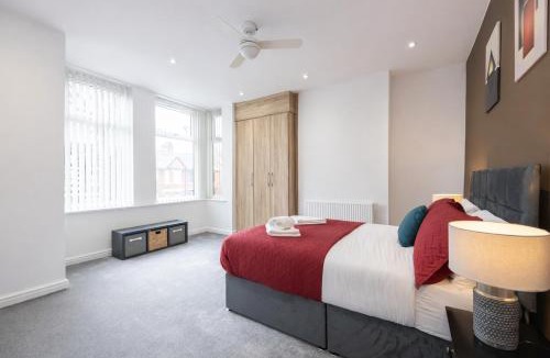 Chorlton-cum-Hardy House | Modern & Spacious 4-Bedroom Home, Family & Contractor Friendly, Manchester