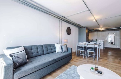 Warrington Condo | Modern Studio Apartment with Sofa Bed | M6 J21