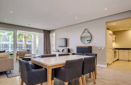 Victoria and Alfred Waterfront Apartment | Modern Waterfront Apartment w Canal Views Gulmarn 201