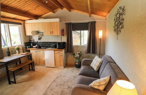 Holton Le Clay Cottage | MOORHEN LODGE, pet friendly, with a garden in Market Rasen