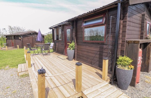 Holton Le Clay Cottage | MOORHEN LODGE, pet friendly, with a garden in Market Rasen
