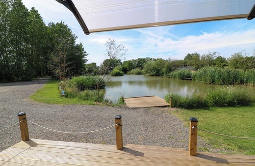 Holton Le Clay Cottage | MOORHEN LODGE, pet friendly, with a garden in Market Rasen