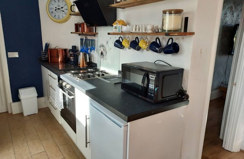 Bare Apartment | Morecambe Apartment - Sleeps 3 - 5 Mins to Sea