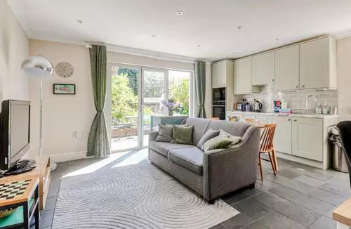 Moseley House | Moseley - House - Sleeps 4 - Parking - Garden