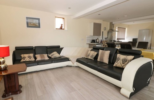 Tunstall Cottage | MULBERRY MANOR, family friendly, with a garden in Withernsea