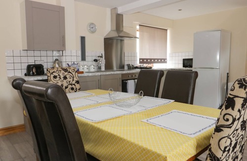 Tunstall Cottage | MULBERRY MANOR, family friendly, with a garden in Withernsea