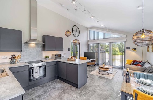 Frampton Ski Chalet | Muntjac Lakeside Lodge