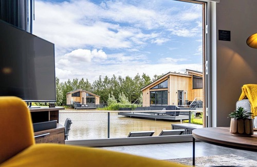 Frampton Ski Chalet | Muntjac Lakeside Lodge