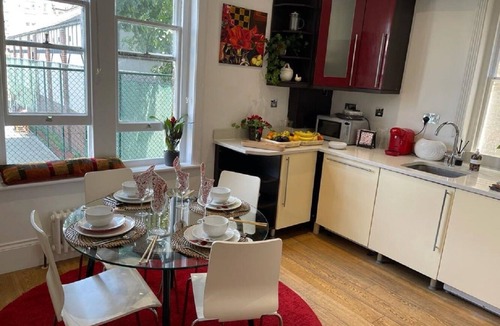 Westbourne Green Apartment | Near Oxford Street, Hyde Park, Lovely 3 Bedrooms, 2 Bath, Balcony Mansion Block,