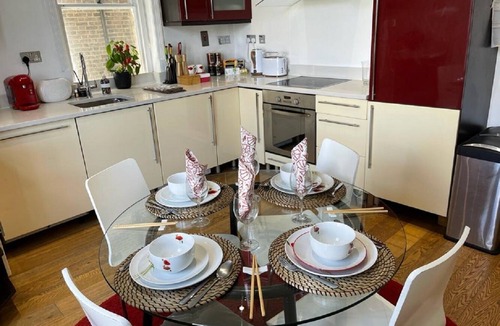 Westbourne Green Apartment | Near Oxford Street, Hyde Park, Lovely 3 Bedrooms, 2 Bath, Balcony Mansion Block,