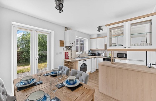 Northampton House | Nene House Sleeps 5 Private Parking Super-Fast Wifi Garden Self-Check-In Yoko Property
