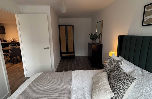 Eccles Apartment | New 2 bed 2 bath apartment great transport links