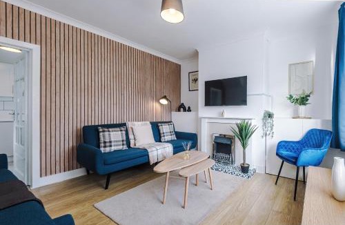 Stalybridge House | NEW! 3-Bed Home in Greater Manchester, Ideal for Long Term Stays & Large Groups, FREE Parking!