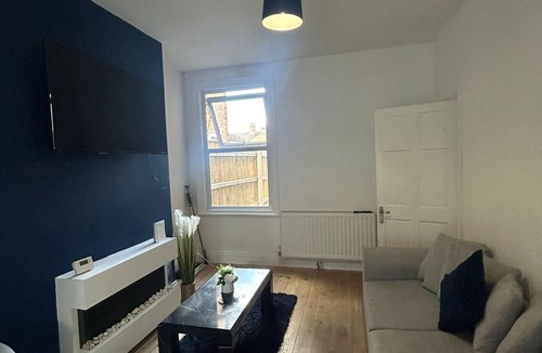 Grimsby House | NEW 4 Double Bedrooms Large House