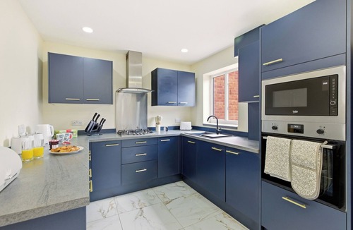 Bedworth House | New 4BR Home in Bedworth, Driveway Parking, with Workspaces, Free WiFi, Near M6
