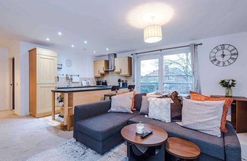 Trafford Apartment | New ! Altrincham 2BR | Market & Airport Access
