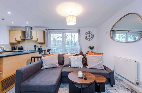 Trafford Apartment | New ! Altrincham 2BR | Market & Airport Access
