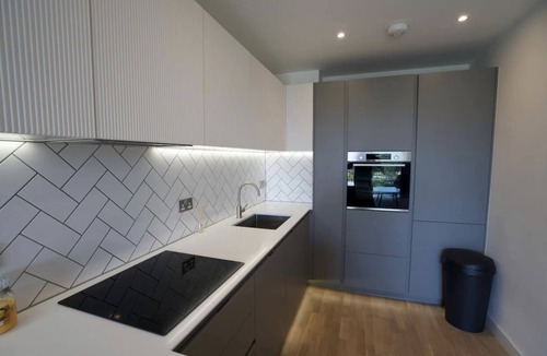 Southall Broadway Apartment | New Bright 1Bed within 7minutes of Elizabeth Line!