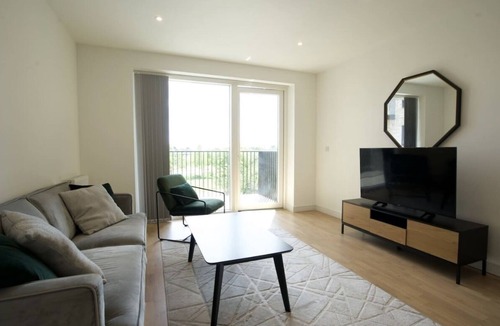 Southall Broadway Apartment | New Bright 1Bed within 7minutes of Elizabeth Line!