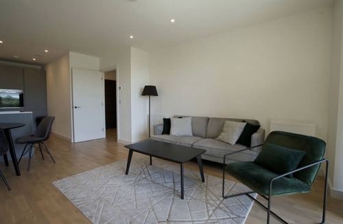 Southall Broadway Apartment | New Bright 1Bed within 7minutes of Elizabeth Line!