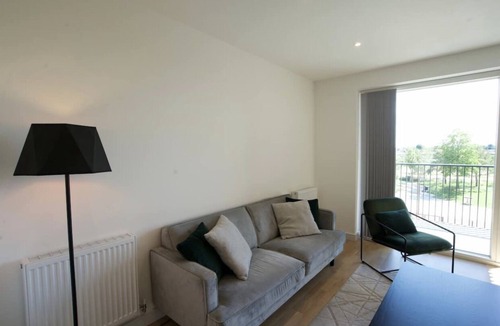 Southall Broadway Apartment | New Bright 1Bed within 7minutes of Elizabeth Line!