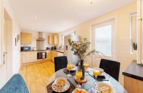 Leeds House | NEW! Central 3BR - FREE Parking, WiFi & Serviced Workspace - Sleeps 5 - Contractors & Relocations - Weekly & Monthly Rates
