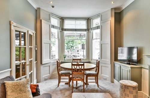 Campden Apartment | New listing! Classic Kensington home