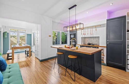 Leigh House | *New* Modern 3BR Home Private Parking & Pool Table